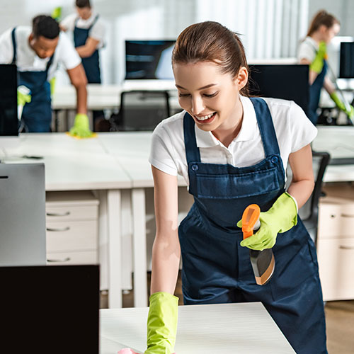 Agent de nettoyage dans un espace de travail professionnel