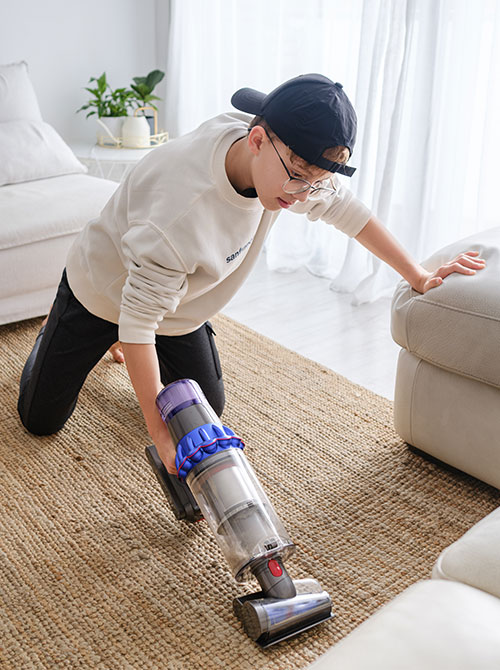 Nettoyage de maison avec aspirateur professionnel